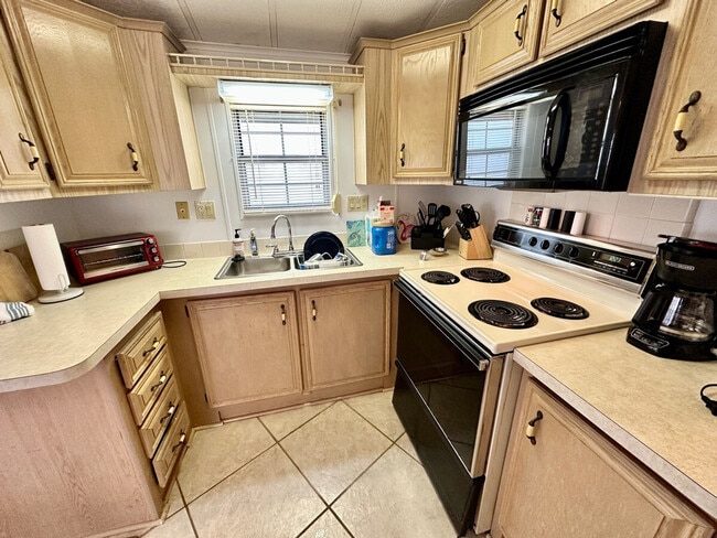 Building Photo - 10751 S Ocean Dr