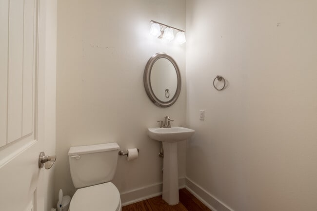 Building Photo - Beautiful 2 Bedroom, 2.5 Bath Townhome in Northwest Austin