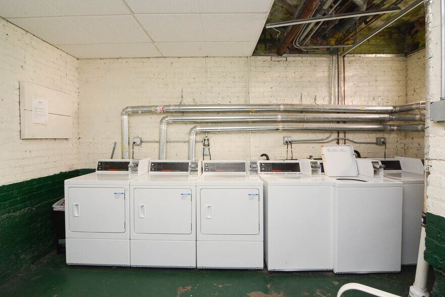 Building Photo - 2850 N Orchard St