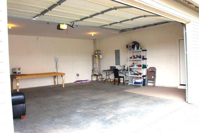 Building Photo - Charming Single-Level Bend Home with New Carpet and Big Yard