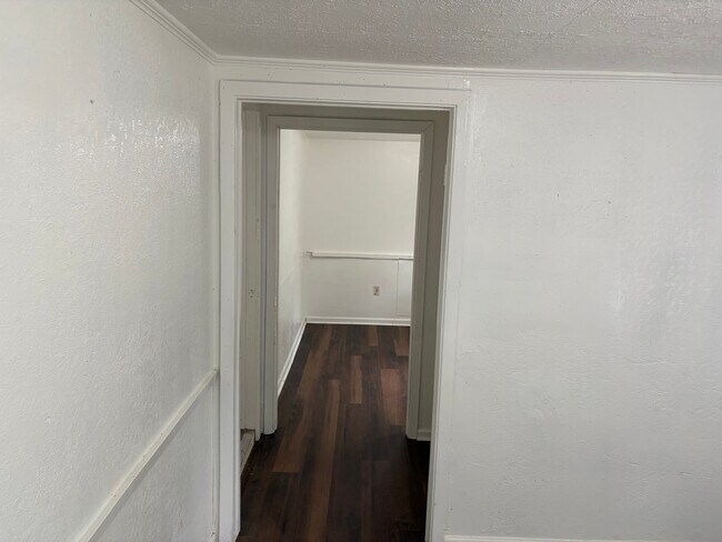 Building Photo - Remodeled 3 Bedroom Home with bonus room!