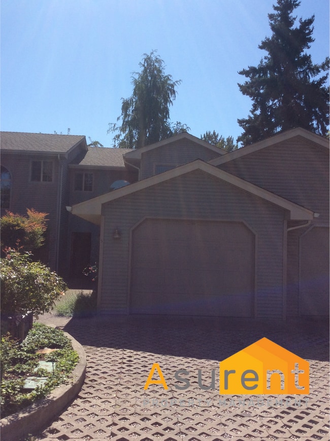 Building Photo - 2-Bedroom Townhouse Close to Hospitals, Great Private, Central Location!