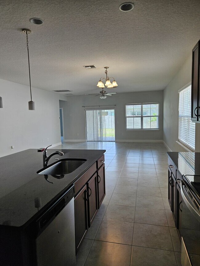 Building Photo - 4 Bedroom 2 bath beautiful spacious home i...