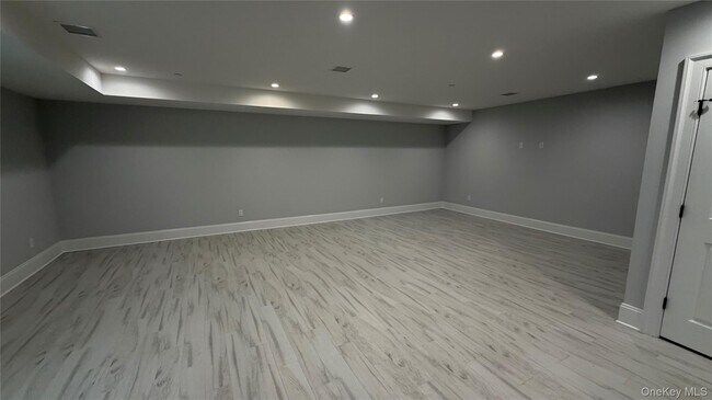 Building Photo - 172 Lakeview Ave