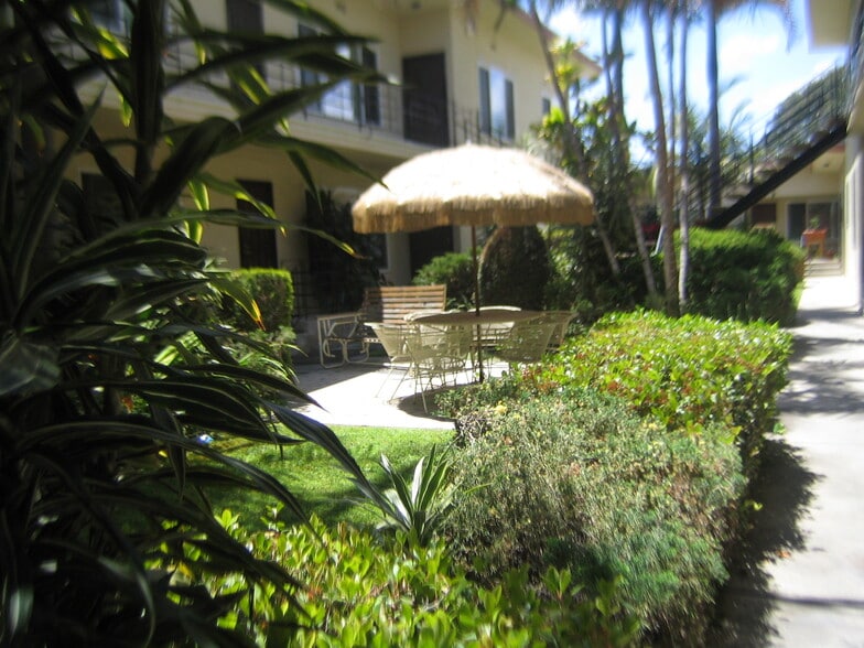 Building Photo - Palms