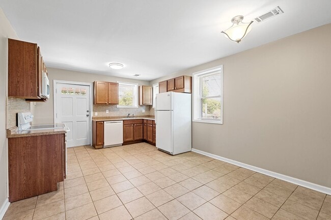 Building Photo - 2 Bedroom 2 Bath Brick Home Nestled In Gre...