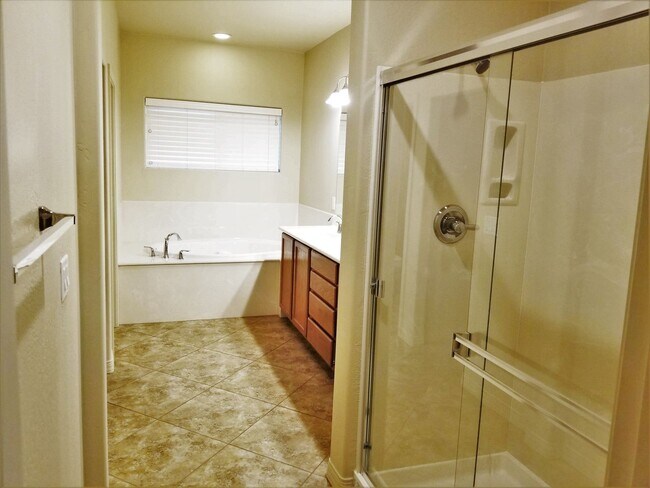 Building Photo - Beautiful, Pet Friendly, Multi-level, 2110 sqft, Luxury Townhouse w/A/C! 3 Bed, 2.5 Bath, + Loft ...