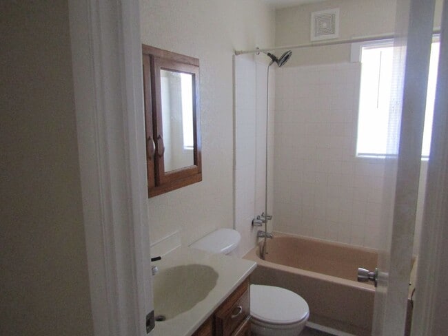 Building Photo - 3 bedroom 2 bath home