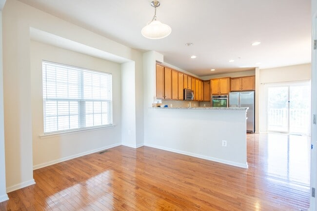 Building Photo - Beautiful 3 BR/3 BA EOG Townhome in Capito...