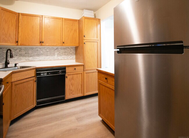 Building Photo - 378 Meridian St Ext