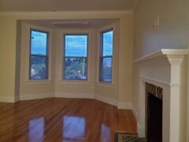 Building Photo - Renovated Brookline / Coolidge Corner 4 Bed/2 Bath on Harris St for September 1st.  NO BROKER FEE
