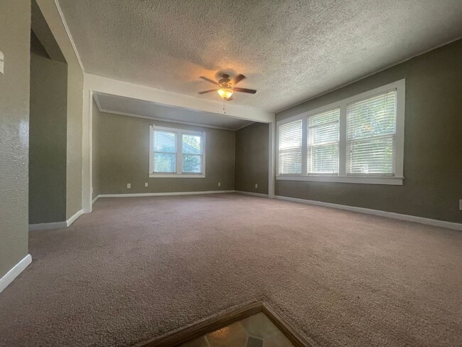 Building Photo - Nice Home w/Garage Available Now in Benton!