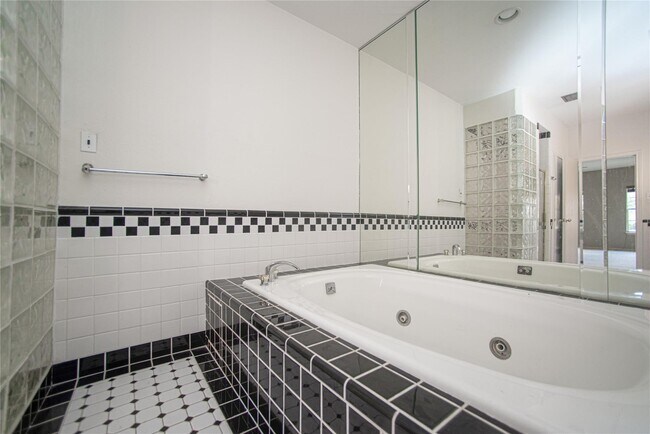 Building Photo - 8101 El Mundo St