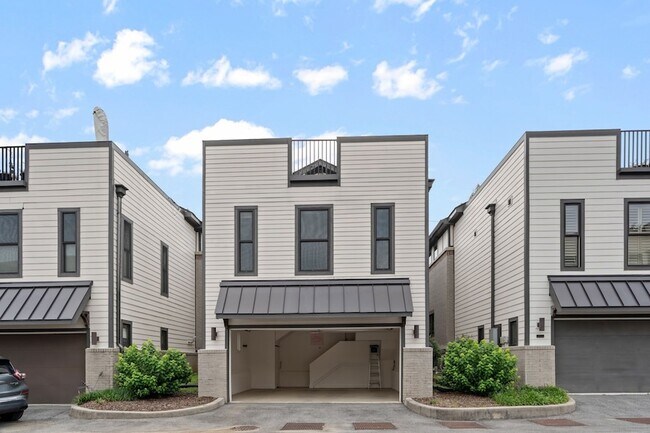 Building Photo - 206 S 10th St