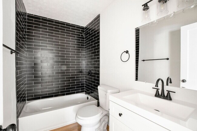 Building Photo - 320 N 36th St