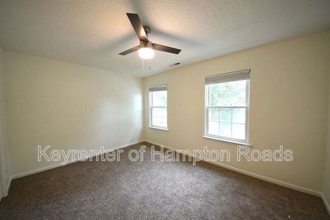 Building Photo - 192 S Hall Way
