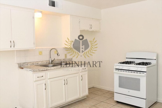 Building Photo - 2303 S Poppy Ave