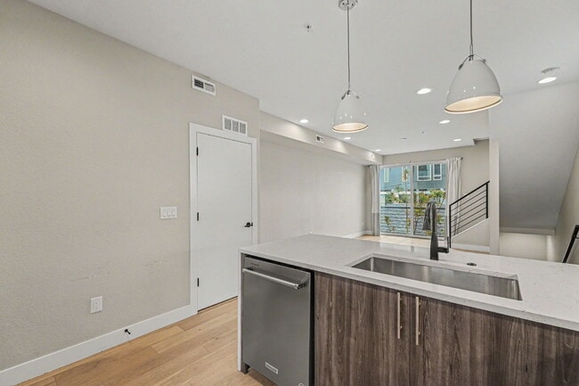 Building Photo - Newer Construction Townhome Available Now!