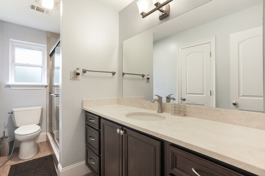 Hall bathroom with large vanity - 5012 Antonini Dr