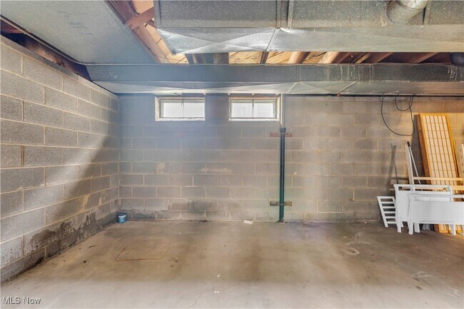Building Photo - 10725 Vernon Ave