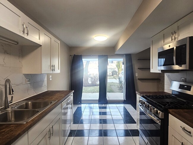 Building Photo - 841 Oxford Pl