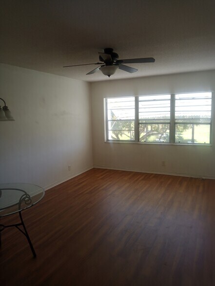 Living Area - 2851 E Golf Blvd