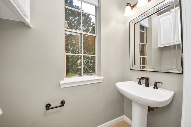 Building Photo - 2405 Guilbeau Ln