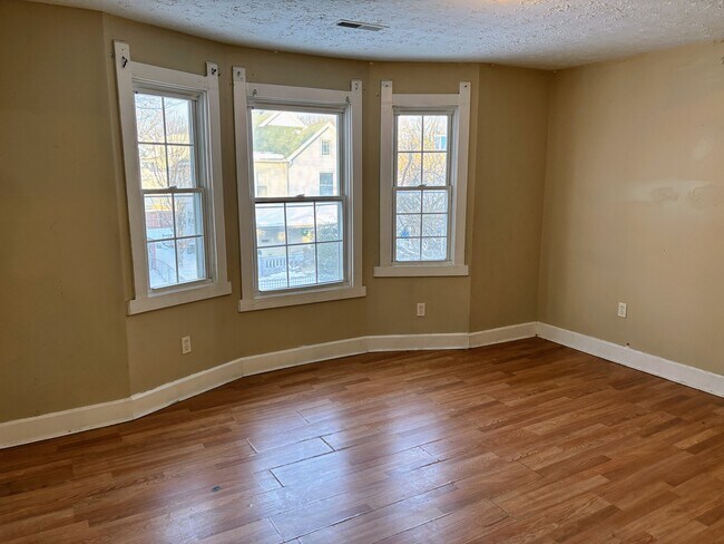 Building Photo - 2307 N Kenwood Ave