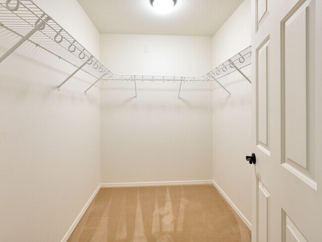 Building Photo - 643 Meadowbrook Ln