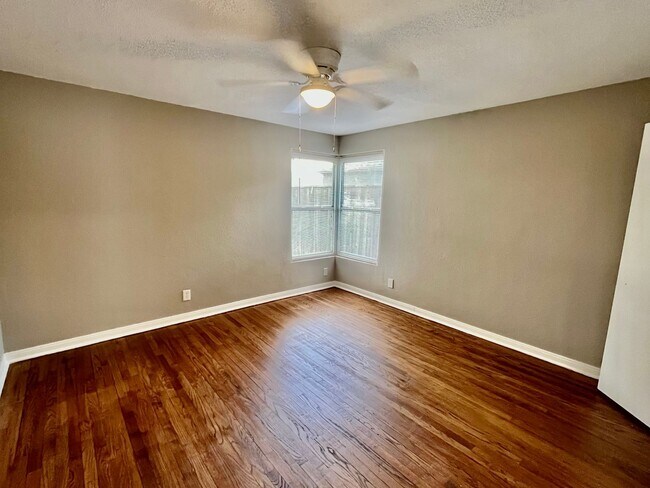 Building Photo - Pre-Leasing - 2 bed 1 bath Close to Tech!
