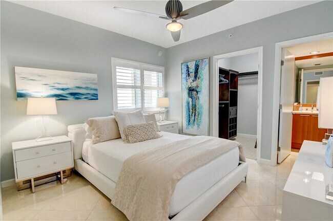 Building Photo - 2640 Lake Shore Dr