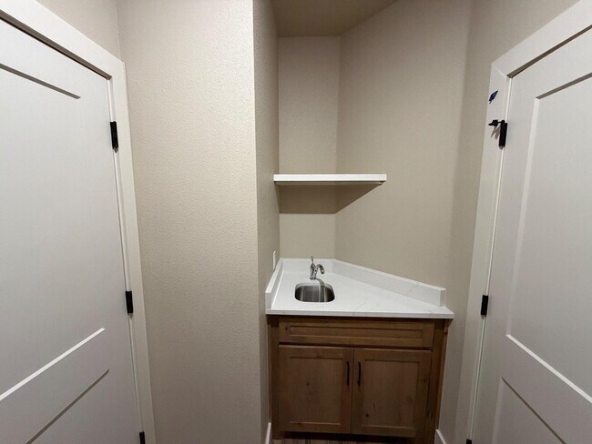 Building Photo - 406 Essex Ln