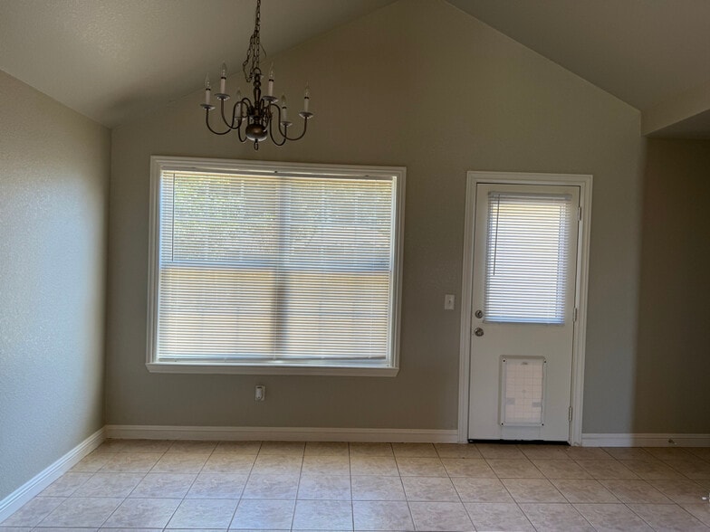 Building Photo - 674 Olivia Ln