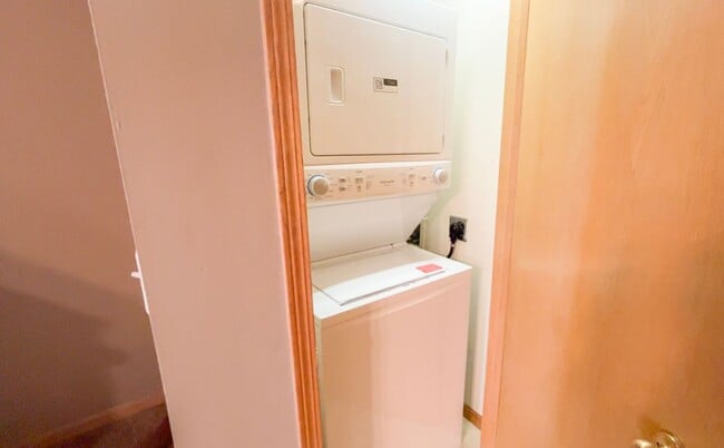 Building Photo - Spacious 2-story townhouse with extra gara...