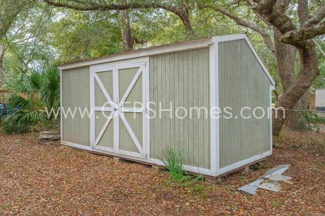 Building Photo - Bayou-Front Home w/ Dock