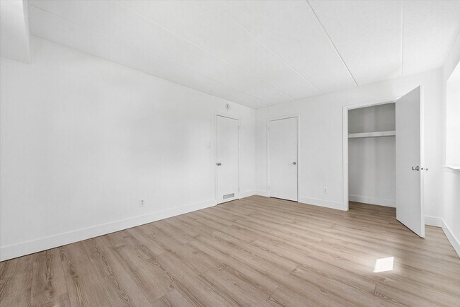 Building Photo - Recently Renovated 2BR Condo in Sought-After Goshen Valley