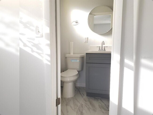 Building Photo - 4486 Yorkshire Ave