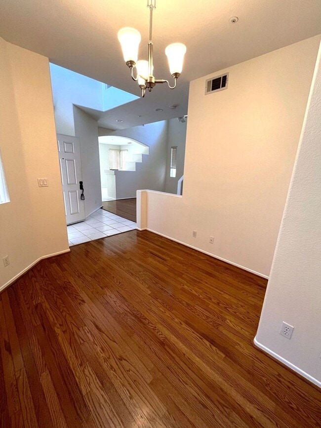 Building Photo - ***SPACIOUS 4 BEDROOM | 3 BATH TOWNHOUSE W...