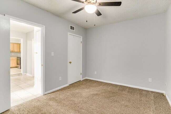 Building Photo - BRIGHT AND BEAUTIFUL DUPLEX CLOSE TO UWF!
