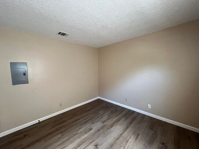 Building Photo - 5525 Lochmoor