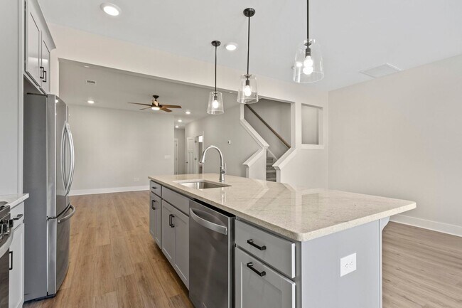 Building Photo - Perfectly Appointed Greenville Townhome 3bed/2.5 bath