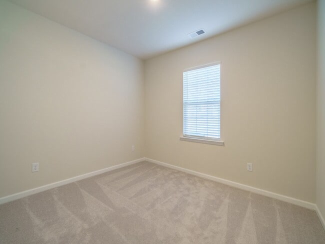 Building Photo - Brand New 5 Bedroom 3 full baths in Steele...