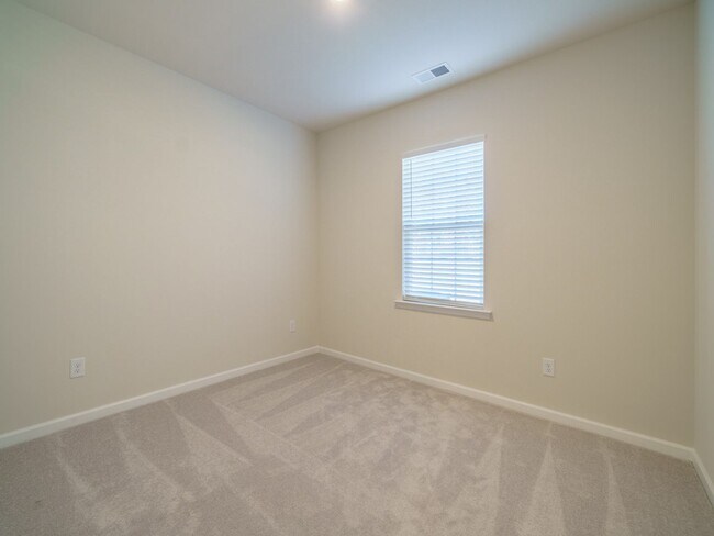 Building Photo - Very New 5 Bedroom 3 full baths in Steele Creek