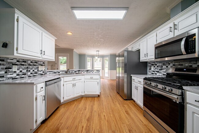Building Photo - 3 bedroom 2 bath North Columbus