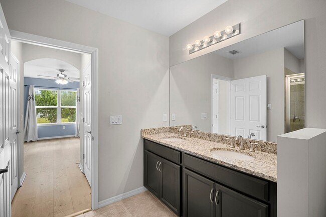 Building Photo - Stunning  2-bedr 2-bath+ Den/office home located in the desirable Lindsford in Fort Myers