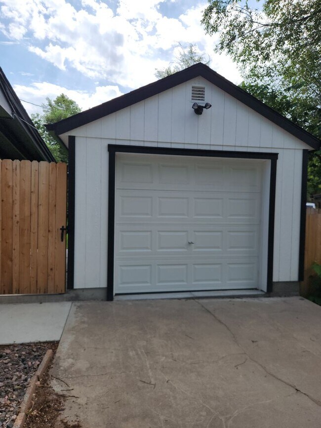 Building Photo - Completely renovated Ranch Style home in E...