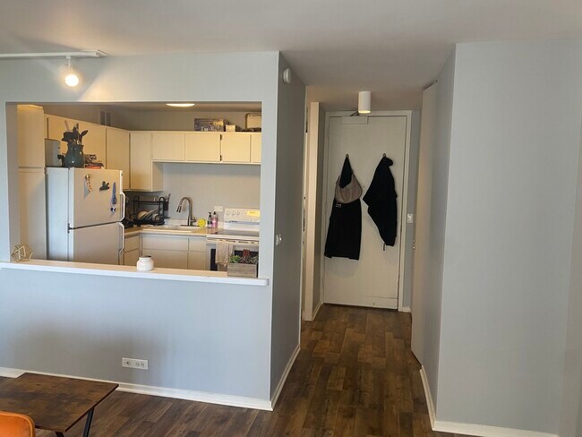 Building Photo - 2650 N Lakeview Ave