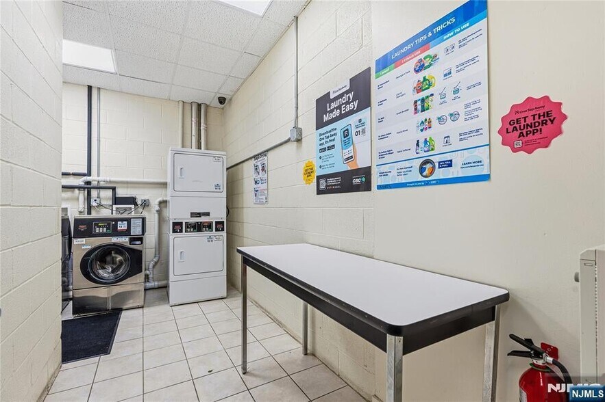 Building Photo - 905 River Rd