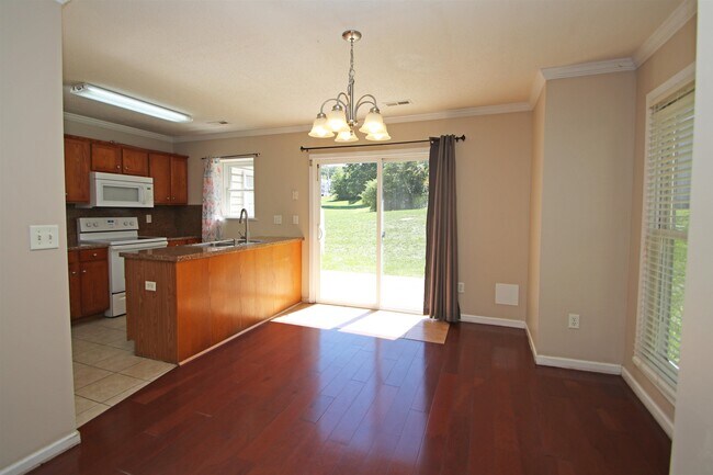 Building Photo - 760 Camelot Ln