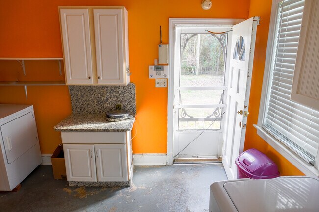 Building Photo - 8803 Turnbull Ave